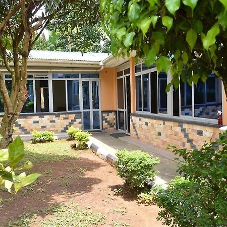 Merian Gardens And Guest House Mukono Town Екстер'єр фото